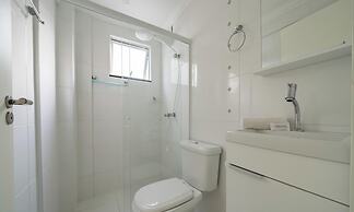 2-bed Apt w/ BBQ - Downtown Bombinhas Caa103