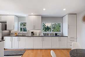@ Marbella Lane - Chic Abode W/mountain Skyline