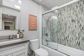 @ Marbella Lane - Chic Abode W/mountain Skyline