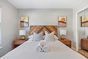 @ Marbella Lane - Chic Abode W/mountain Skyline
