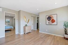 @ Marbella Lane - Chic Abode W/mountain Skyline