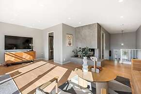 @ Marbella Lane - Chic Abode W/mountain Skyline