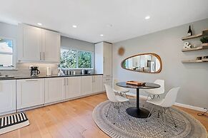 @ Marbella Lane - Chic Abode W/mountain Skyline