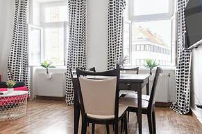 Lovely 2BR Apt Near Downtown
