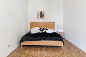 Lovely 2BR Apt Near Downtown
