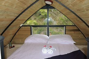 Lakeside Glamping With View, Fire Pit & Hammock