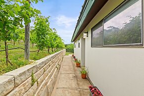Shiraz Haus - Unit B