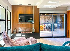 Casa com 4 Su tes Jacuzzi e Lareira Externa