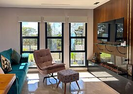 Casa com 4 Su tes Jacuzzi e Lareira Externa