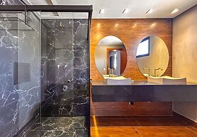 Casa com 4 Su tes Jacuzzi e Lareira Externa
