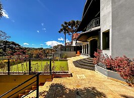 Casa com 4 Su tes Jacuzzi e Lareira Externa