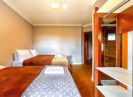 Casa com 4 Su tes Jacuzzi e Lareira Externa