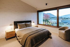 The Brick House - Lake Views - Sleeps 10