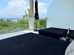 Luxury 2BR Bolongo Ocean View Private Beach