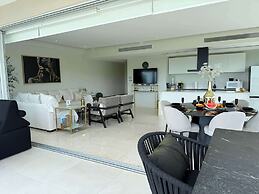 Luxury 2BR Bolongo Ocean View Private Beach