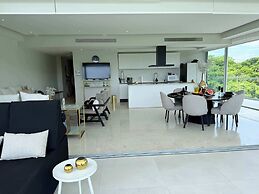 Luxury 2BR Bolongo Ocean View Private Beach