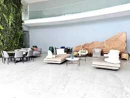 Luxury 2BR Bolongo Ocean View Private Beach