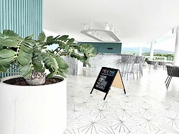 Bolongo: Your Exclusive Oceanfront Escape