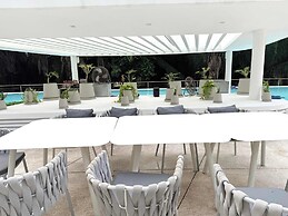 Bolongo: Your Exclusive Oceanfront Escape