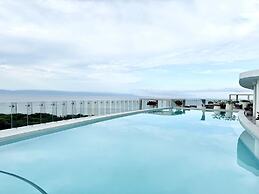 Bolongo: Your Exclusive Oceanfront Escape