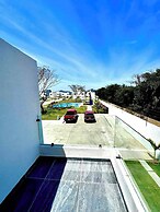 Private Jacuzzi and Pool 2 Level House