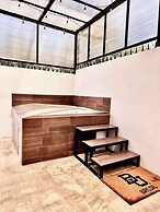 Private Jacuzzi and Pool 2 Level House