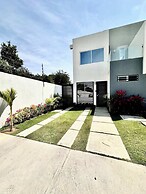 Private Jacuzzi and Pool 2 Level House