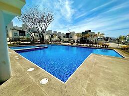 Private Jacuzzi and Pool 2 Level House