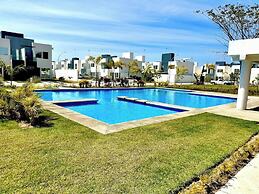 Private Jacuzzi and Pool 2 Level House