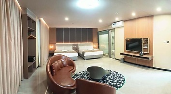 Skyport Hotel