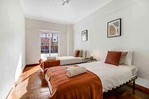Bright Flat by Carcavelos Beach With Fast Wi-fi