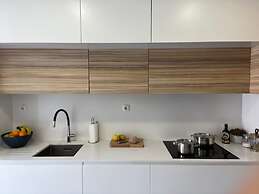 Bright Flat by Carcavelos Beach With Fast Wi-fi