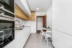 Bright Flat by Carcavelos Beach With Fast Wi-fi