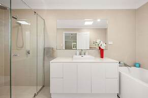 Spacious Family Home Wifi and Salt Pool