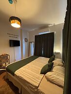 Rose Lia Otel