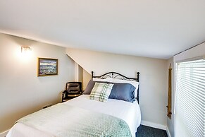1 Mi to K-state Campus: Central Manhattan Home