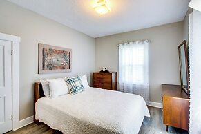 1 Mi to K-state Campus: Central Manhattan Home