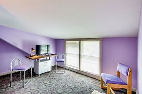 1 Mi to K-state Campus: Central Manhattan Home