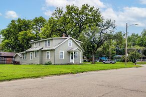 1 Mi to K-state Campus: Central Manhattan Home