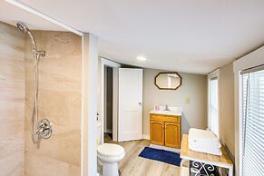 1 Mi to K-state Campus: Central Manhattan Home