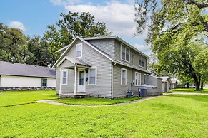 1 Mi to K-state Campus: Central Manhattan Home