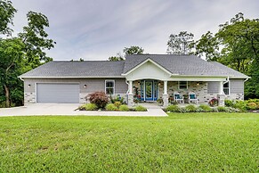 4 Mi to Dtwn: Ohio River Valley Home w/ Deck!