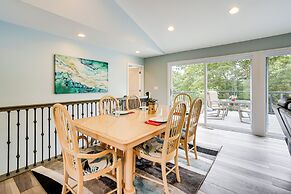 4 Mi to Dtwn: Ohio River Valley Home w/ Deck!