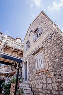 Kira Central Hvar