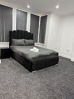 2 Bed Flat - Sleeps 4 - Parking - Wifi