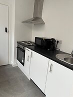 2 Bed Flat - Sleeps 4 - Parking - Wifi