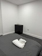 2 Bed Flat - Sleeps 4 - Parking - Wifi