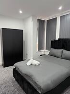 2 Bed Flat - Sleeps 4 - Parking - Wifi