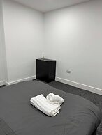 Peaceful Luton Apartment With Electric Heating & Wifi