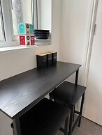 Peaceful Luton Apartment With Electric Heating & Wifi